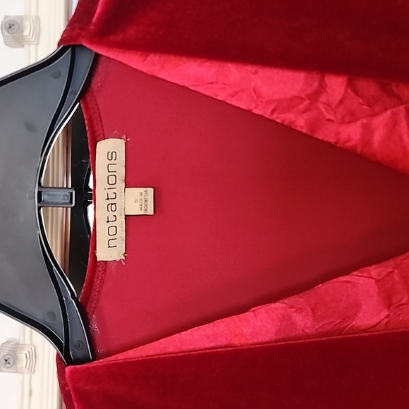 Beautiful red velvet women's top by Notations size small with waist tie - Picture 2 of 8